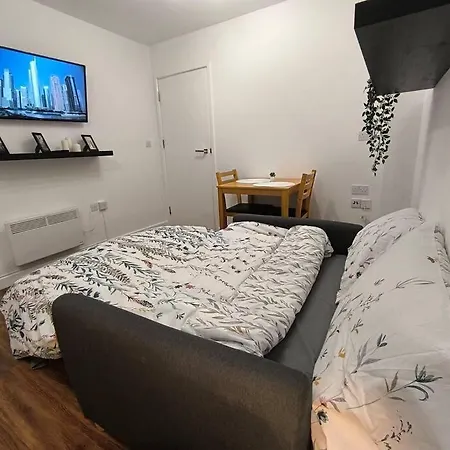 Flat On Harrow Market Street, Tube Station Is Very Close, Near Wembley And Central London Exterior photo