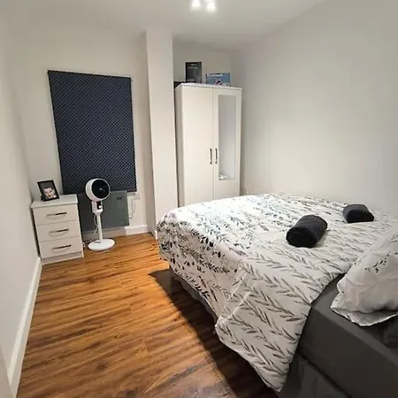 Flat On Harrow Market Street, Tube Station Is Very Close, Near Wembley And Central London Exterior photo