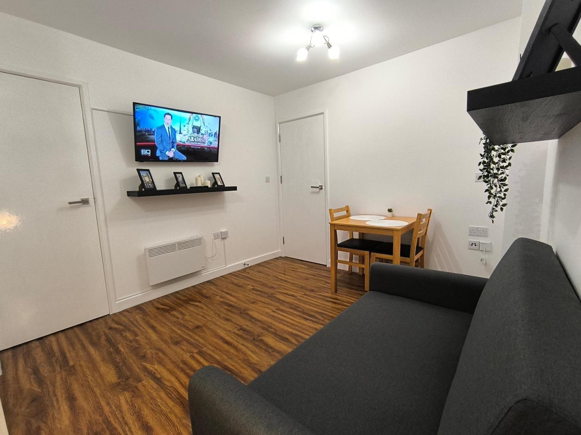 Apartment Flat On Market Street, Tube Station Is Very Close, Near Wembley And London *