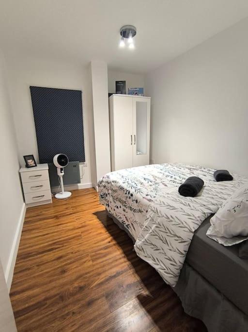 Apartment Flat On Market Street, Tube Station Is Very Close, Near Wembley And London Harrow