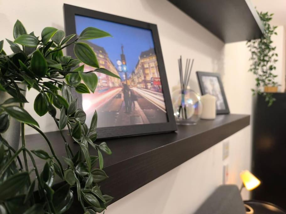 Flat On Market Street, Tube Station Is Very Close, Near Wembley And London *