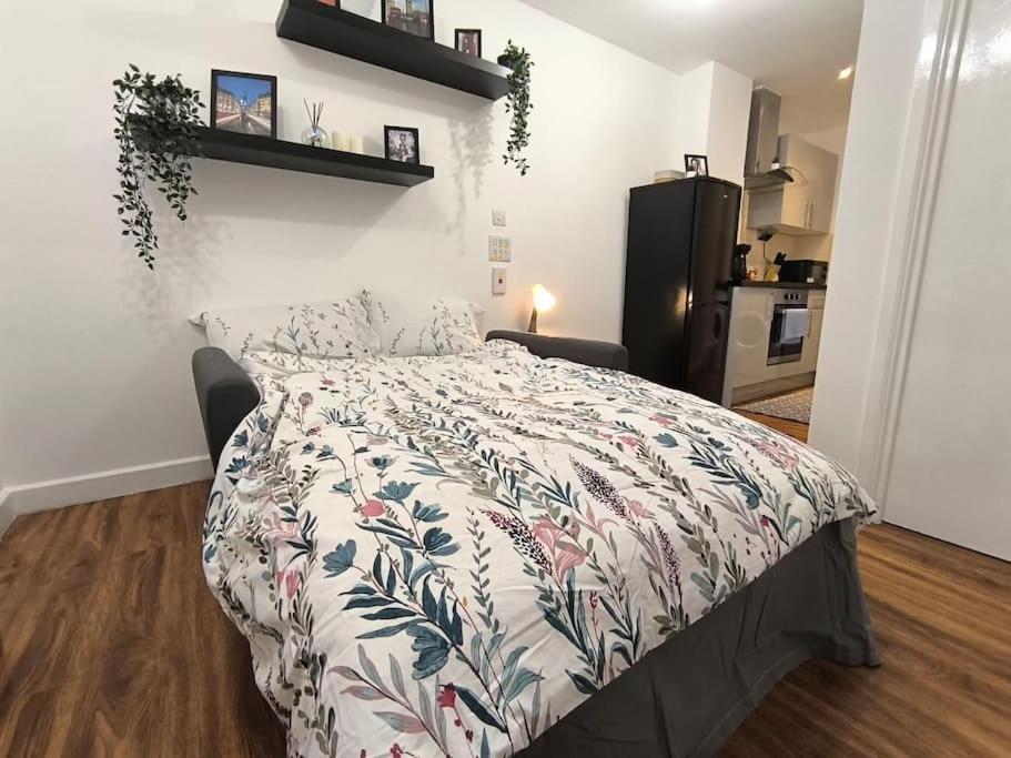 Apartment Flat On Market Street, Tube Station Is Very Close, Near Wembley And London