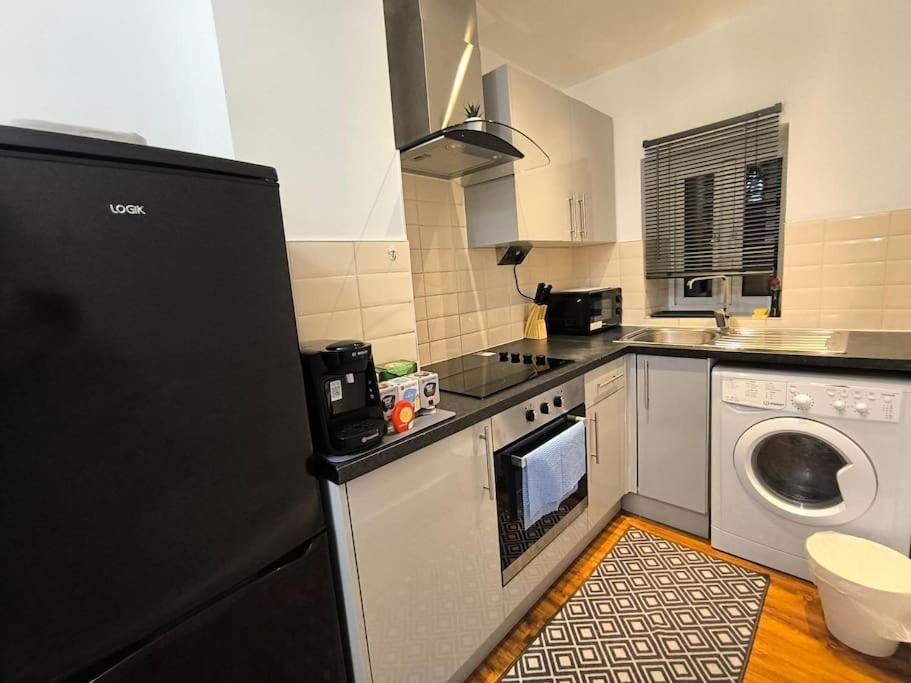Flat On Market Street, Tube Station Is Very Close, Near Wembley And London Harrow