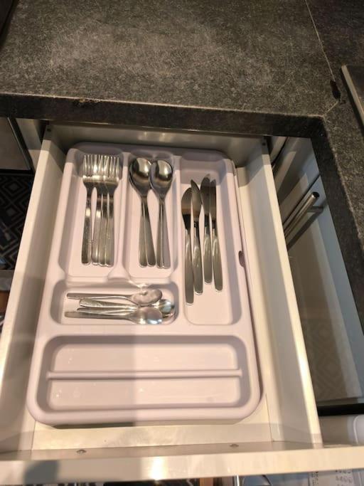Flat On Market Street, Tube Station Is Very Close, Near Wembley And London