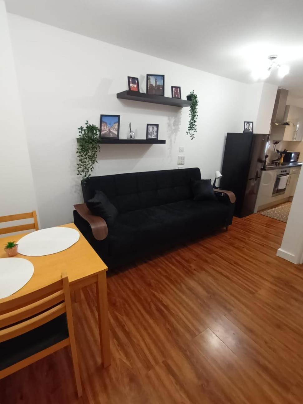 Flat On Market Street, Tube Station Is Very Close, Near Wembley And London Apartment Harrow