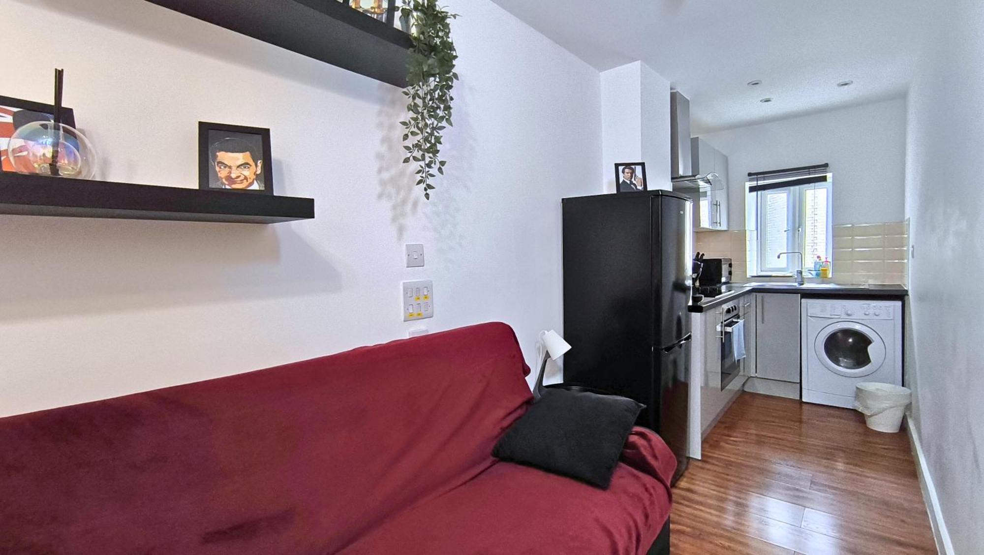 Ultra Next To Shopping Center And Station * Harrow