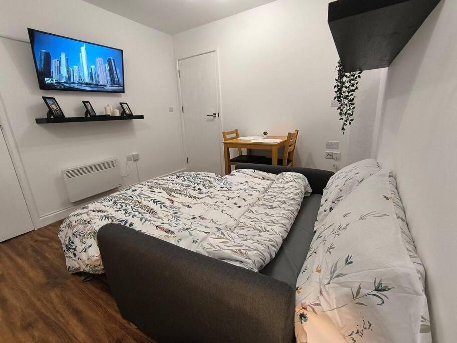 Flat On Market Street, Tube Station Is Very Close, Near Wembley And London Apartment *