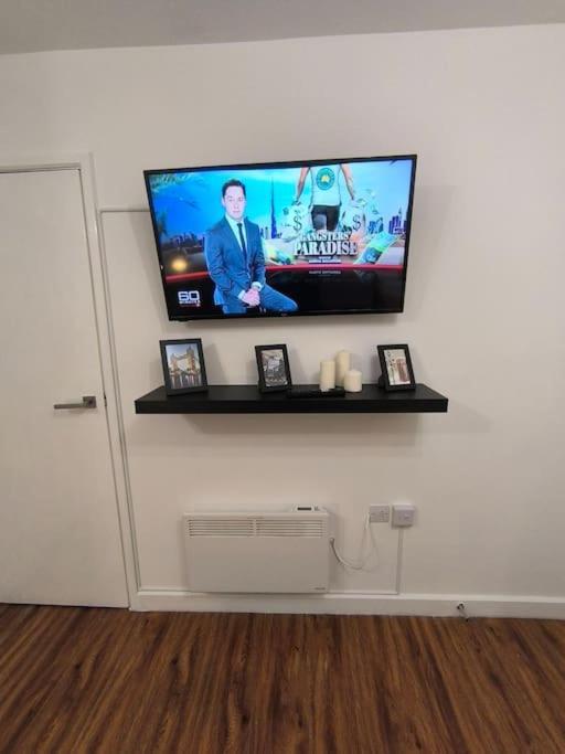 Flat On Market Street, Tube Station Is Very Close, Near Wembley And London *