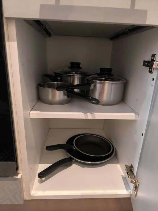 Flat On Market Street, Tube Station Is Very Close, Near Wembley And London *