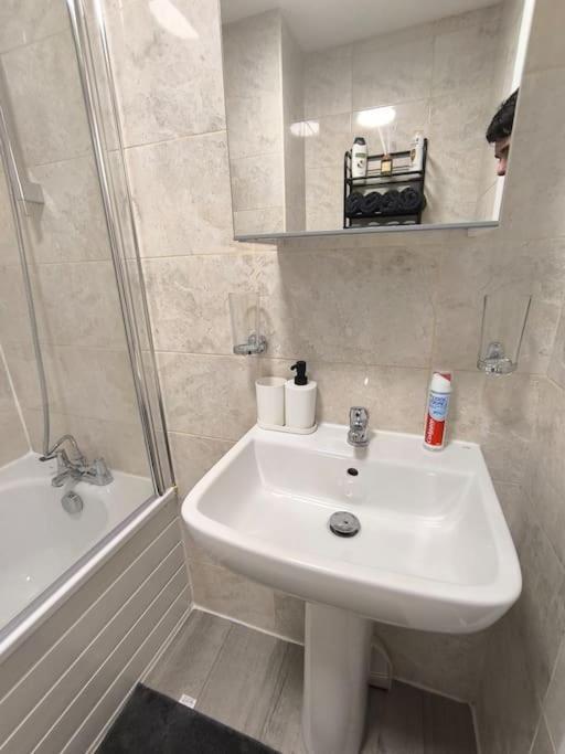 Apartment Flat On Market Street, Tube Station Is Very Close, Near Wembley And London *