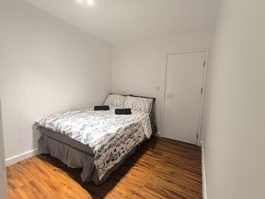 Flat On Market Street, Tube Station Is Very Close, Near Wembley And London *