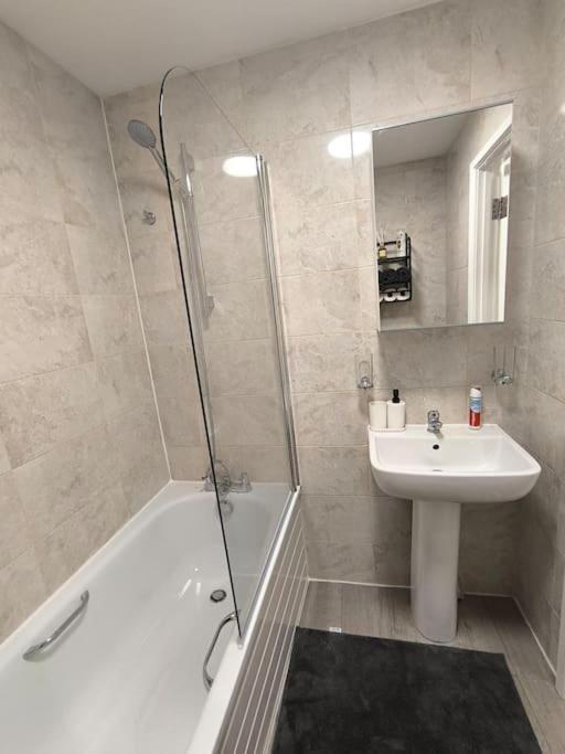 Flat On Market Street, Tube Station Is Very Close, Near Wembley And London Apartment