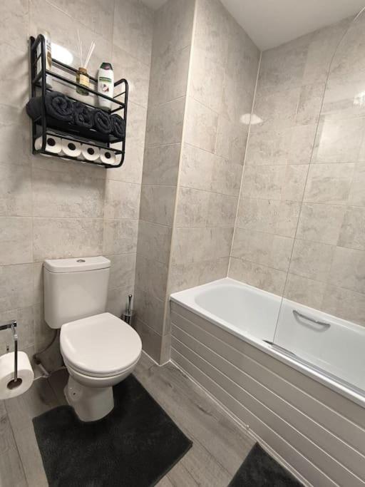 Flat On Market Street, Tube Station Is Very Close, Near Wembley And London Harrow