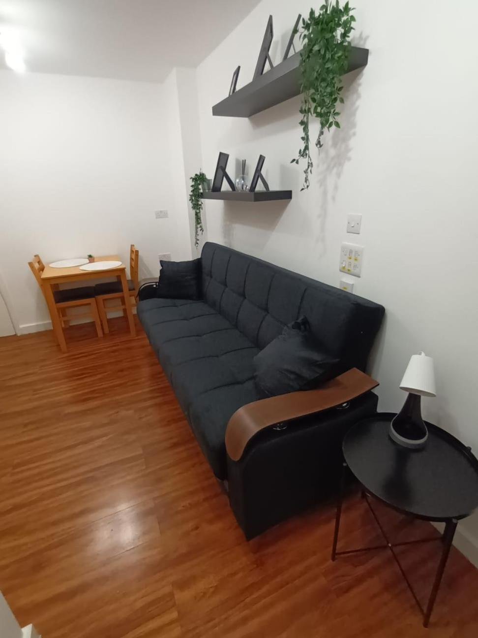 Flat On Market Street, Tube Station Is Very Close, Near Wembley And London Apartment
