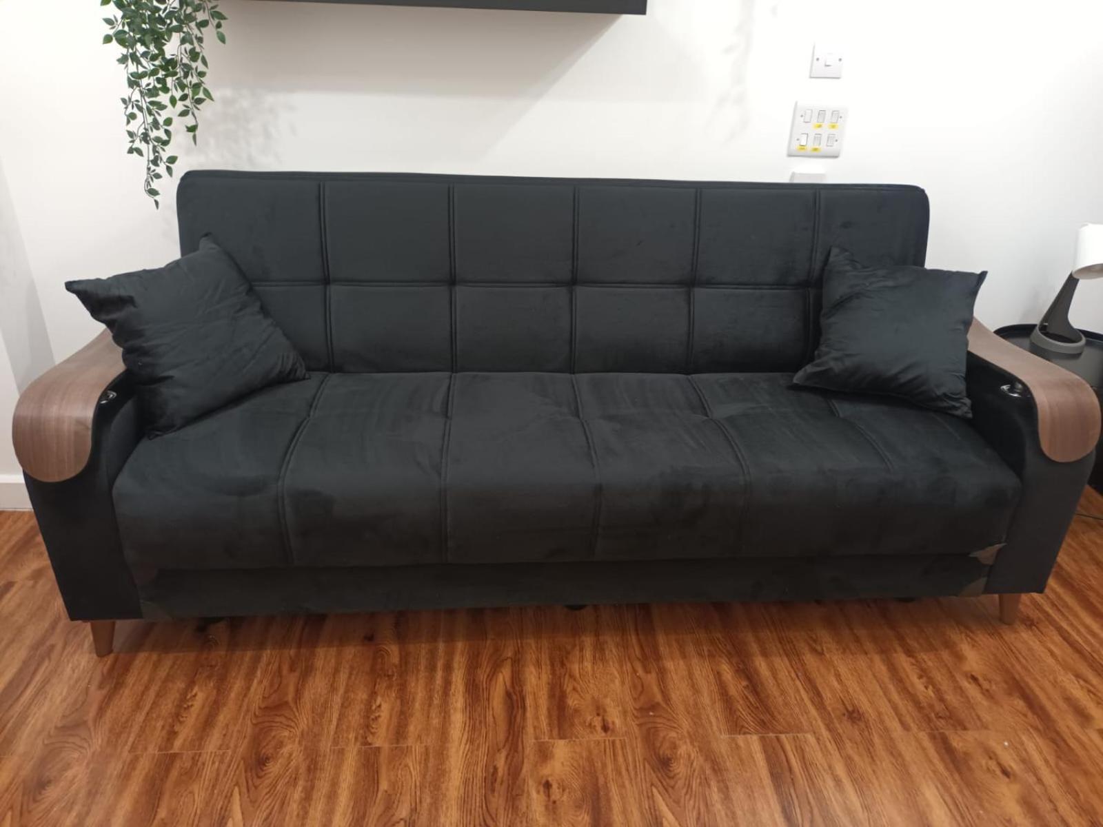 Apartment Flat On Market Street, Tube Station Is Very Close, Near Wembley And London